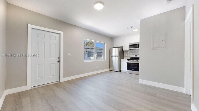 Photo - 74 W 15th St Unidad 4