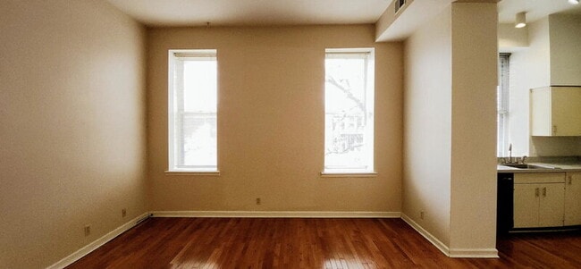 Building Photo - 2419 S 10th St Unit #C 2nd fl back