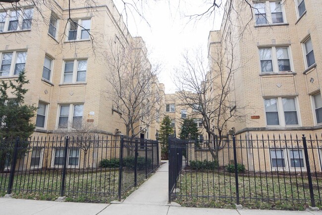 Building Photo - 4311 N Francisco Ave