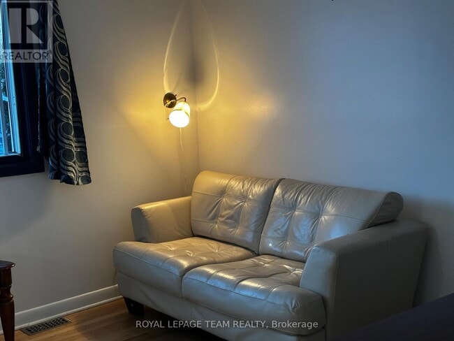 Photo - 3590 Devine Rd