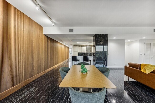 Building Photo - 901 W 9th St Unit 401 Rental
