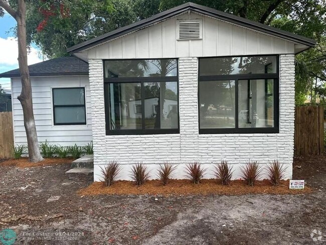 Building Photo - 1832 SW 10th Ct Rental