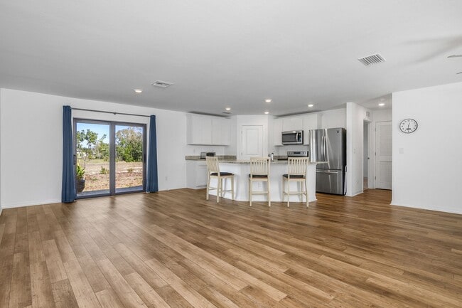 Photo - NOW AVAILABLE - 3/2 with 2 Car Garage in Mirror Lakes!