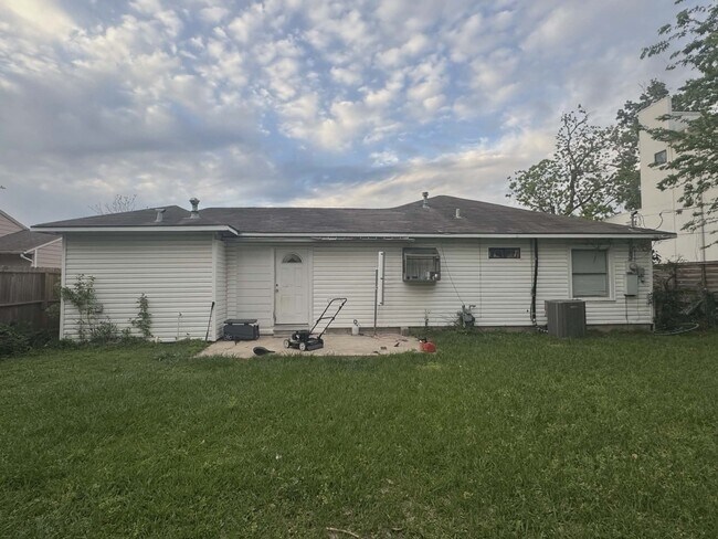 Photo - 6417 Rolla St