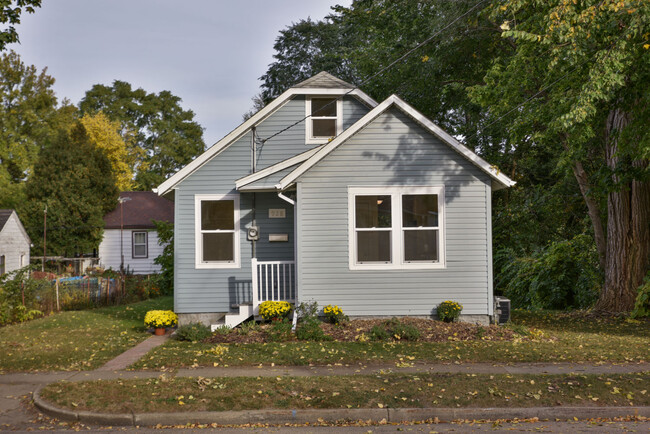 Photo - 928 7th Ave NW House