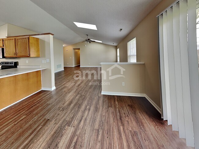 Photo - 525 Woodfield Cir