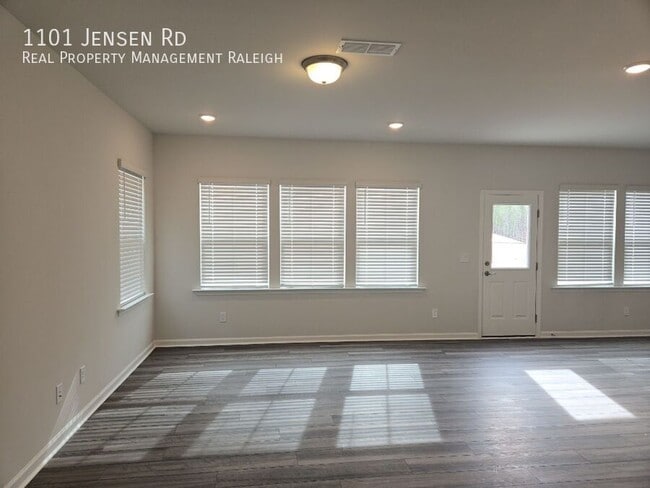 Photo - 1101 Carr Rd