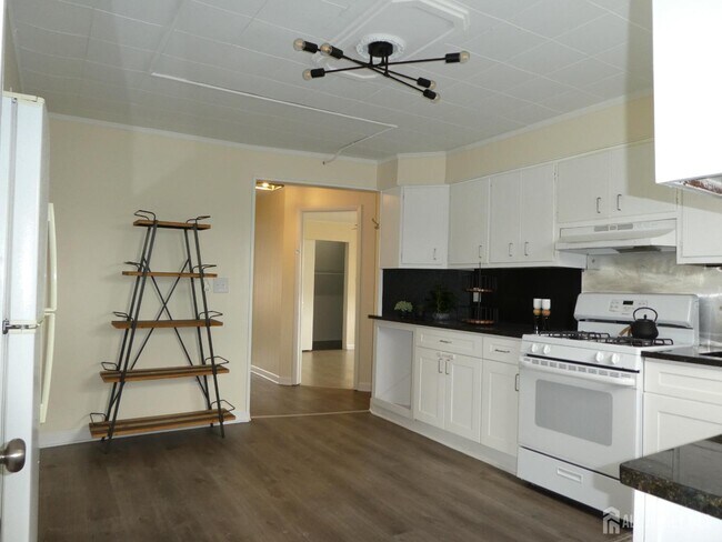 Photo - 1354 Stelton Rd