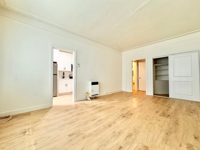 Building Photo - 1818 Whitley Ave Unit 206 Rental