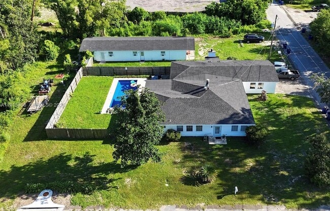 Building Photo - 3900 W 17th St