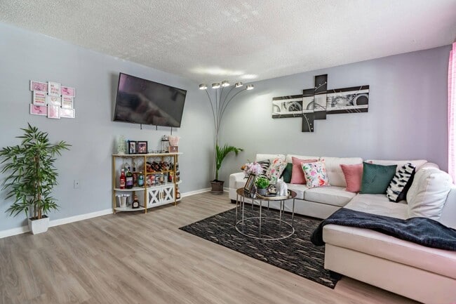 Sala de estar - The Grove at Temple Terrace Apartments