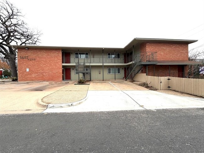 Building Photo - 1407 W 39th 1/2 St Unit 202