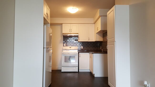 Building Photo - 1799 Danforth Av Unit 24