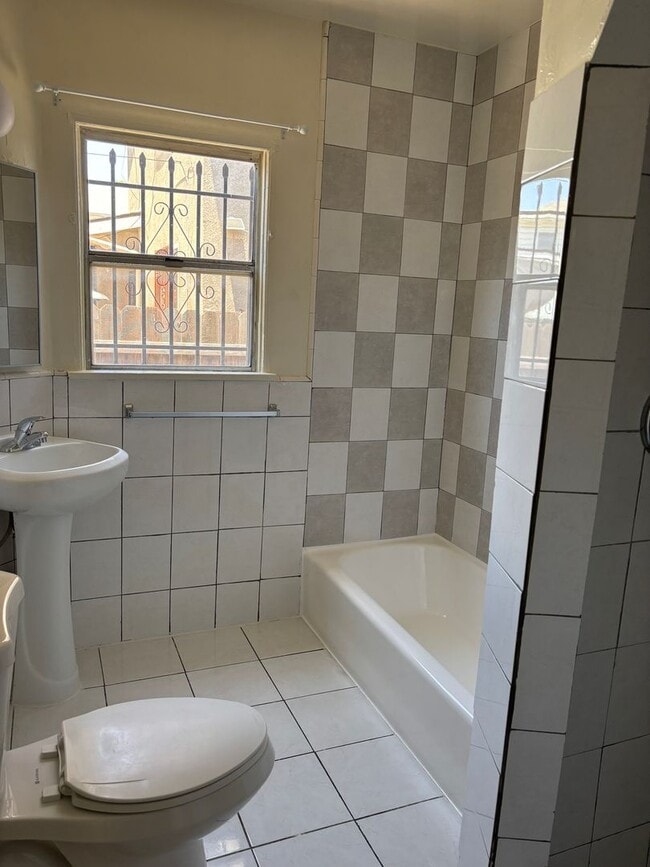 Photo - 1122 1/2-1122 1/2 W 85th St Unit 1122