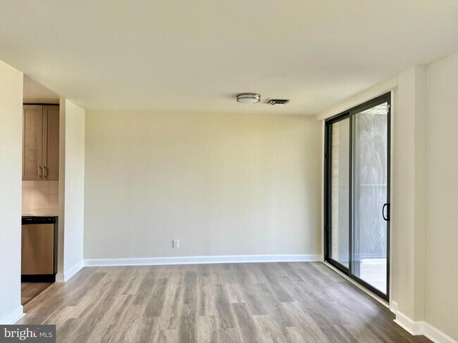 Photo - Spacious & Updated One Bedroom W/All Energy Utilties Included, Parking, Laundry on Site, & Much M...