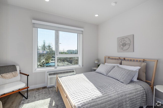 1BR, 1BA - 450SF - Bedroom