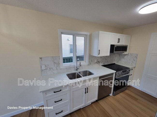 Photo - 2018 Garnett Way NW