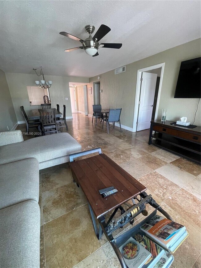 Building Photo - 410 SE 2nd St Unit 422