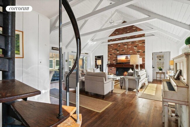 Photo - 19 Quaquanantuck Ln