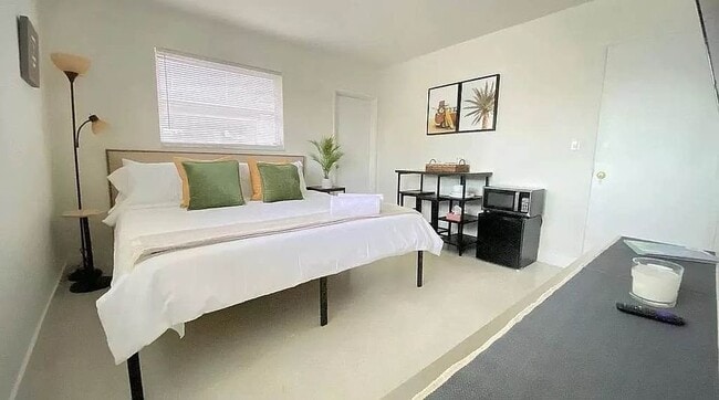 Building Photo - 1523 NE 51st St Rental