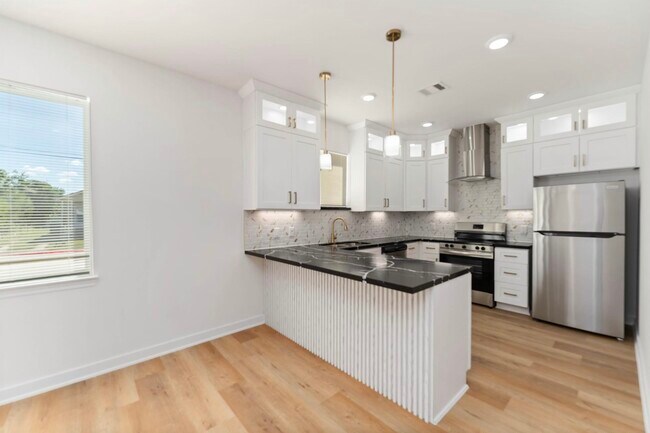 Photo - 7809 Queen St