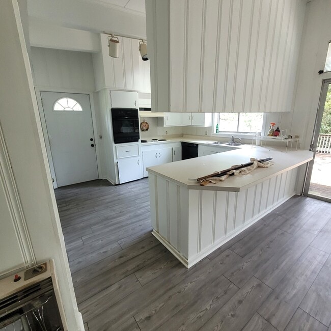 Kitchen peninsula seating area - 724 Elmwood Dr