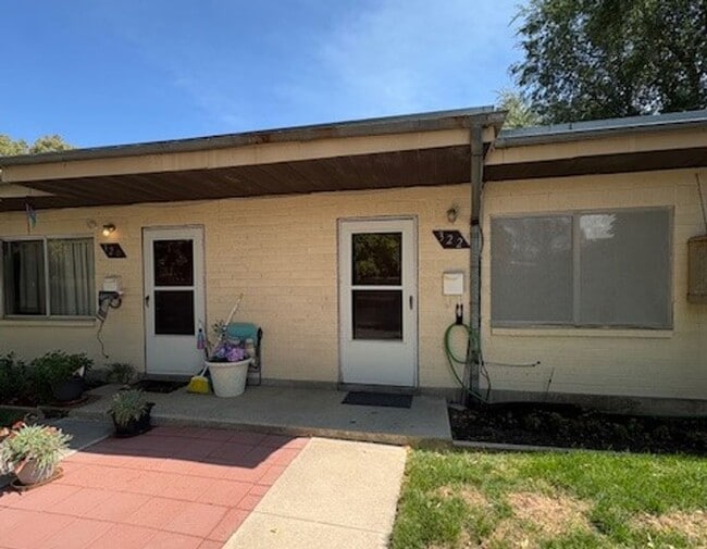 Building Photo - 1 Bedroom Multiplex Near Liberty Park! Rental