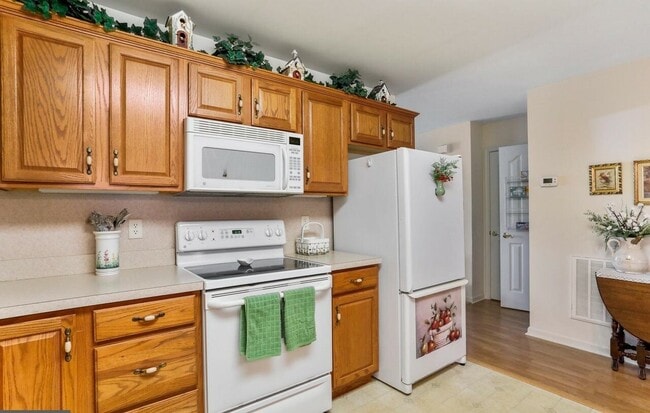 Photo - 372 Winding Oak Dr