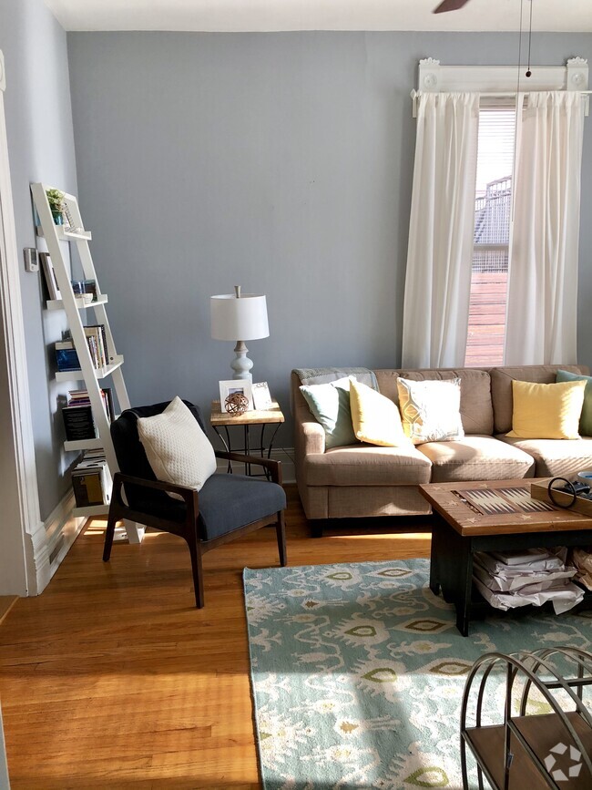 Building Photo - 2108 N Kenmore Ave Unit 1r Rental