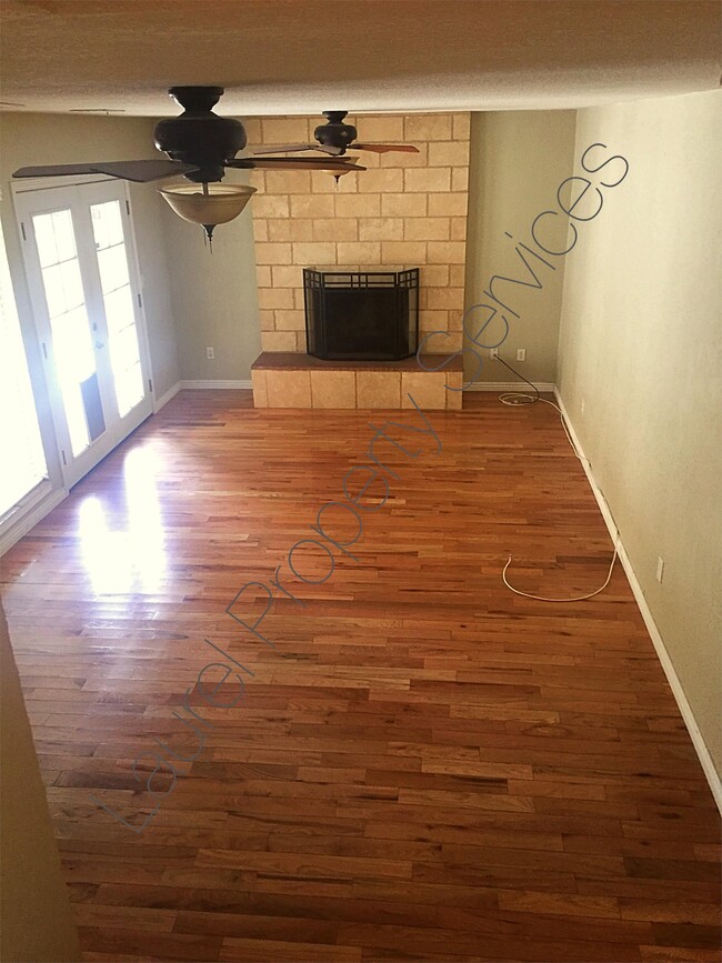 Photo - 517 Holman Way