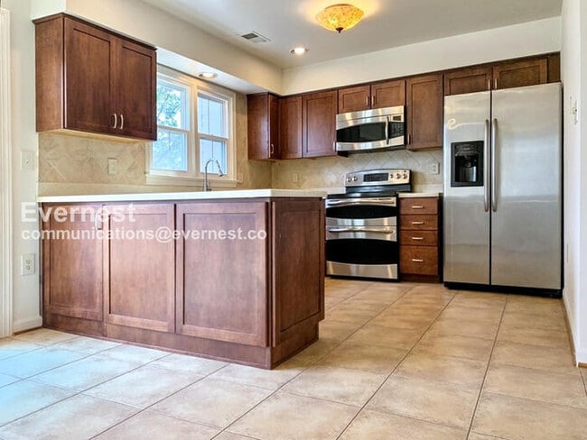 Photo - 2 Bed/2.5 Bath Townhome with Fenced Yard /...