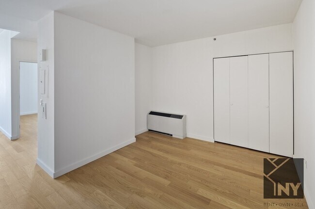 Photo - 225 Rector Pl Unit 22V