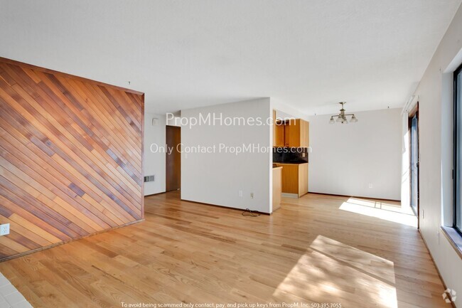Building Photo - Two Bedroom, Charming Townhouse In the Hea... Unit 3232 SE 2nd Street