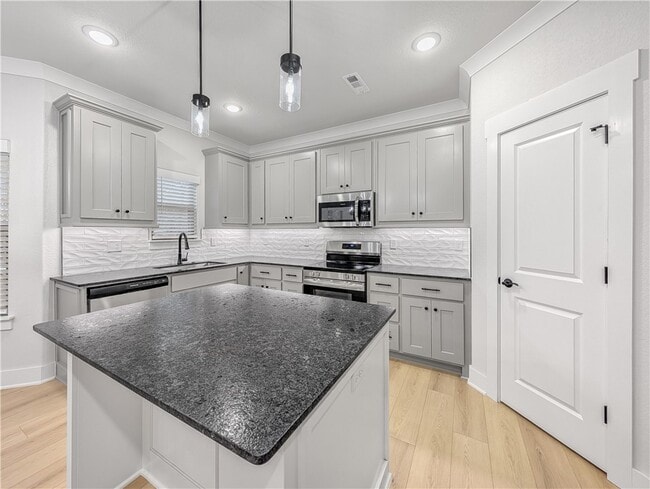 Photo - 100 Selkirk Dr