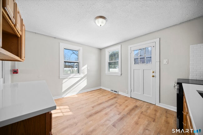 Photo - 8 New Hampshire Dr