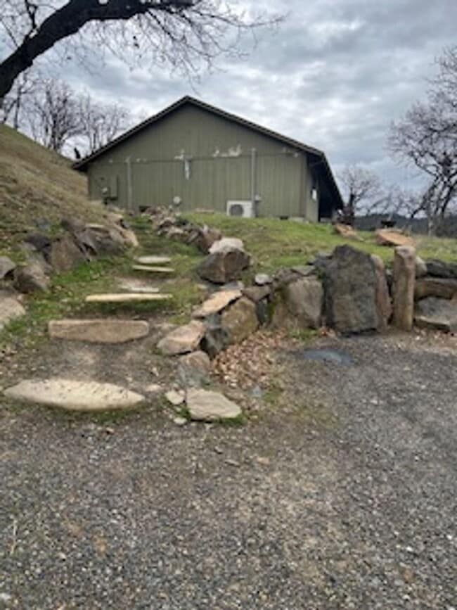 Building Photo - Coming Soon!! Lovely 3bdrm, 2 bath home by Emigrant Lake!!