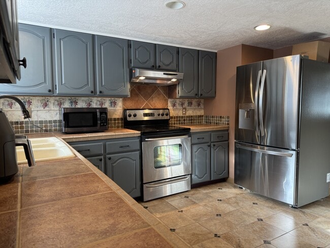 Photo - 1855 King Edward Dr