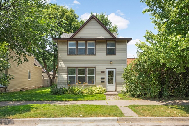 Photo - 750 Buchanan St NE
