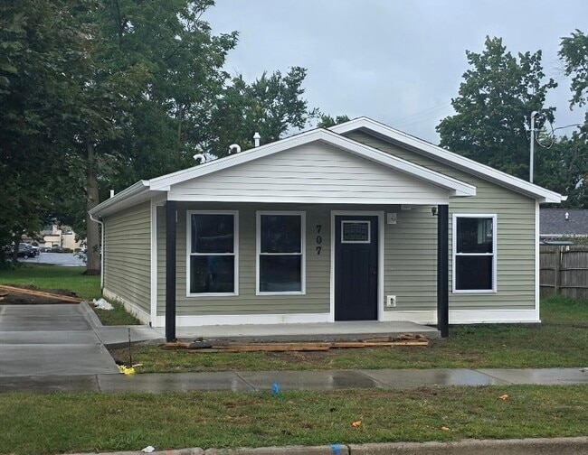 Building Photo - 707 Homewild Ave