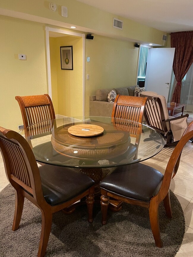 Área de comedor - 5005 Collins Ave Unidad #1422 Carriage Club North