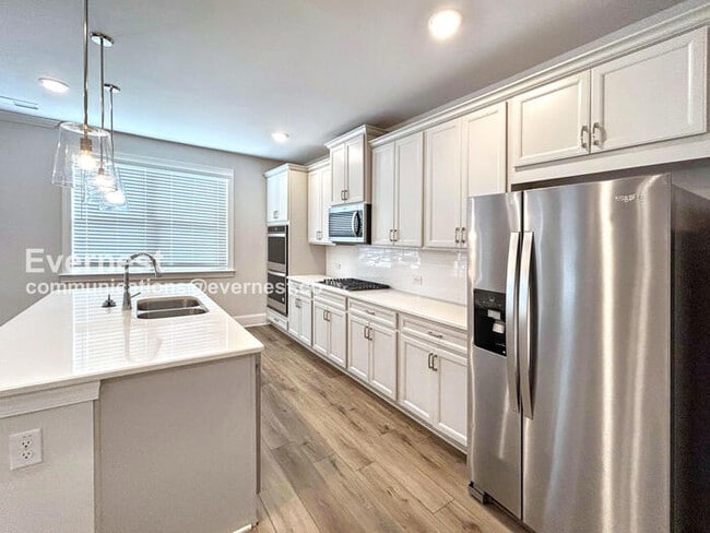 Photo - 331 Caledonia Ct