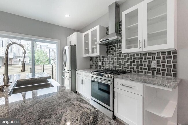 Photo - 2055 Tasker St