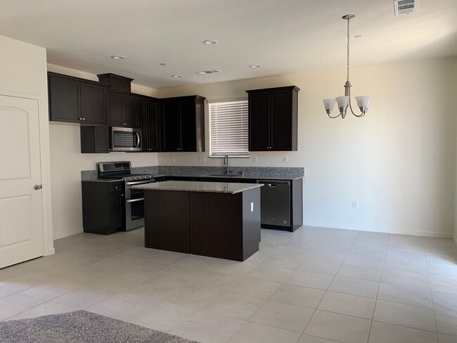 Building Photo - Move in ready!