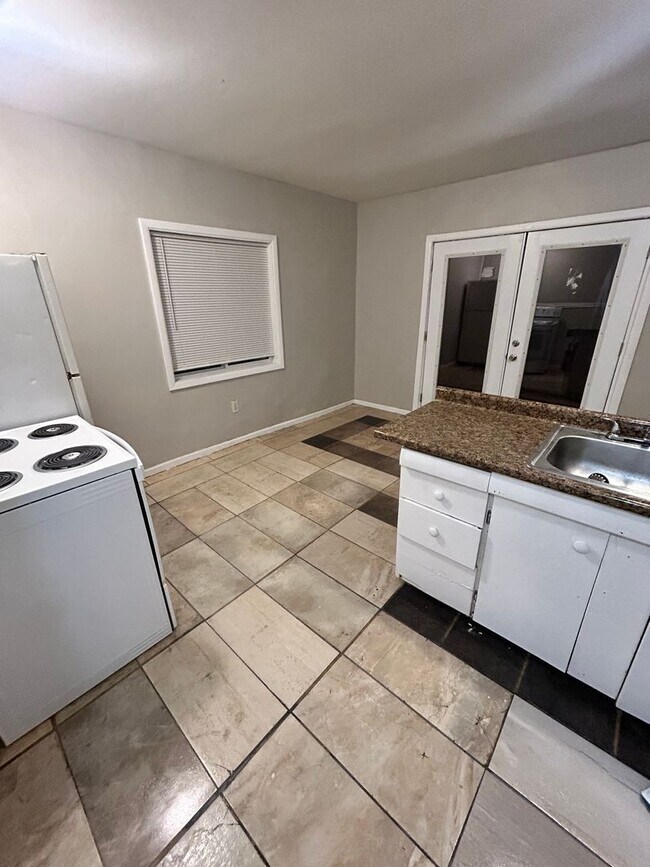 Photo - 804 E 14th St Unit Apt 1