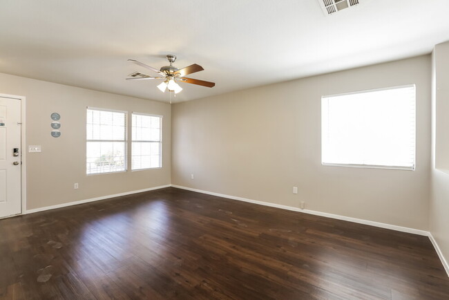 Photo - 832 Tollbrook Way