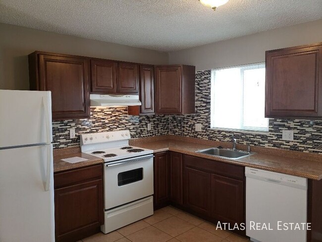 BEAUTIFUL 2BR TOWNHOME NESTLED IN THE FOOT... - BEAUTIFUL 2BR TOWNHOME NESTLED IN THE FOOT...