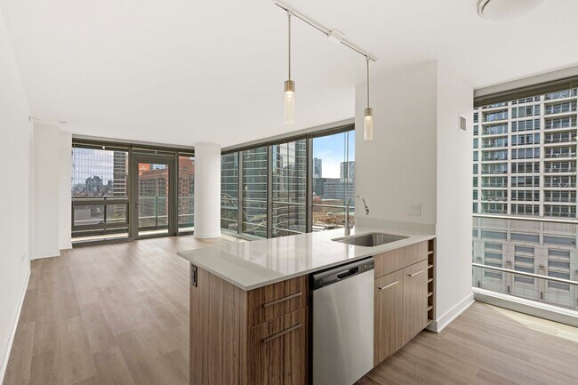 Photo - 313 W Kinzie St