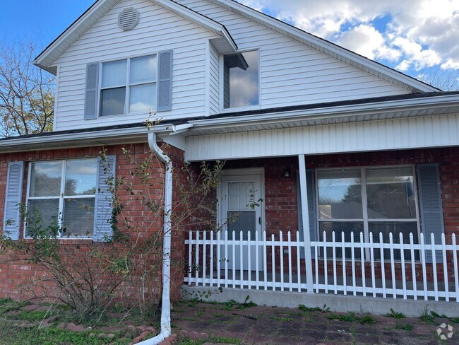 Building Photo - Plainview 4 bedroom 3 bath fenced back yard Rental