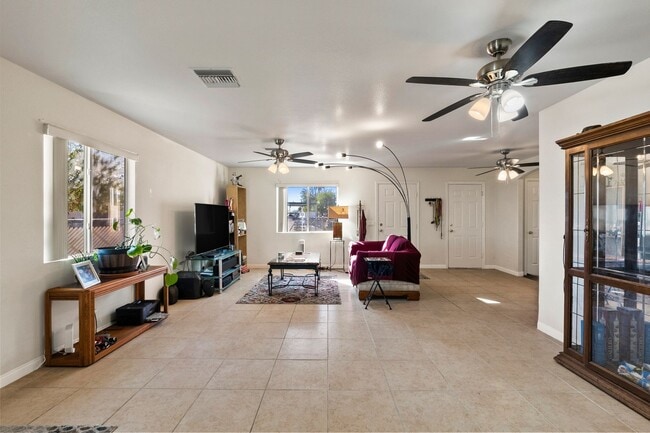 Photo - 3BR Home w/Fenced yard and Garage-1 Block to Colorado River