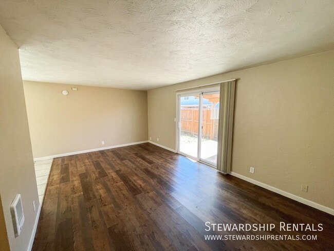 757 N Cloverleaf Loop